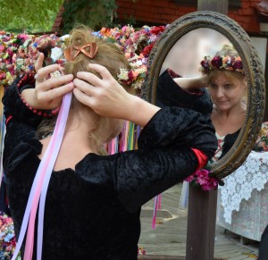 meAdjustingFlowerWreath